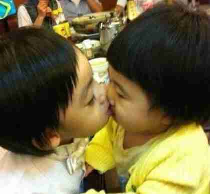 约岁的kimi亲吻曹格女儿的旧照