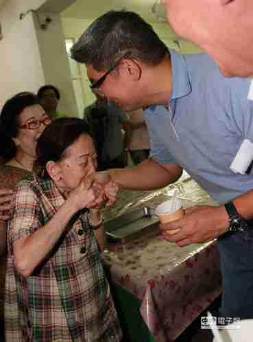 支持者开心亲吻连胜文的手图中时电子报