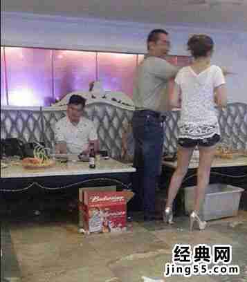 福建法官在ktv搂抱亲吻陪酒女