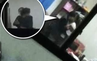 公室搂抱亲吻女生