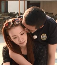 王栎鑫疑露真情亲吻女嘉宾