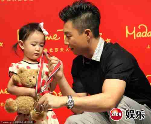 奥莉羞涩亲吻父亲