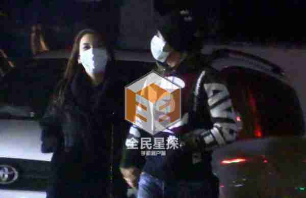 甜蜜亲吻包场看电影