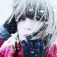 求给我几张欧美小女孩在雪天里的头像
