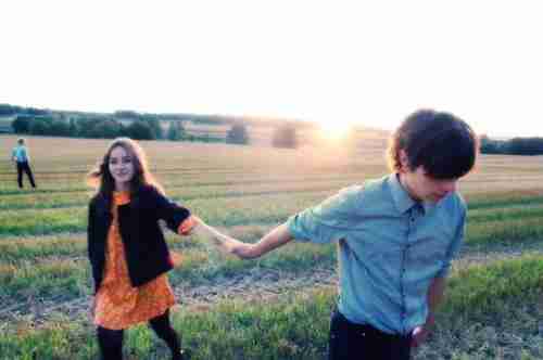 游离的爱情唯美亲吻图