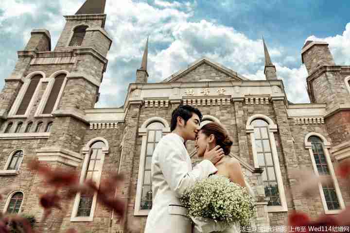 教堂前亲吻的情侣婚纱摄影图片