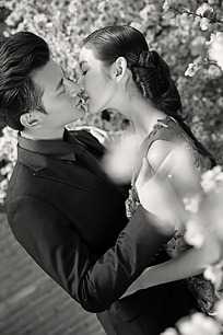 接吻的情侣婚纱摄影图片