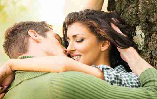 接吻的外国情侣图片