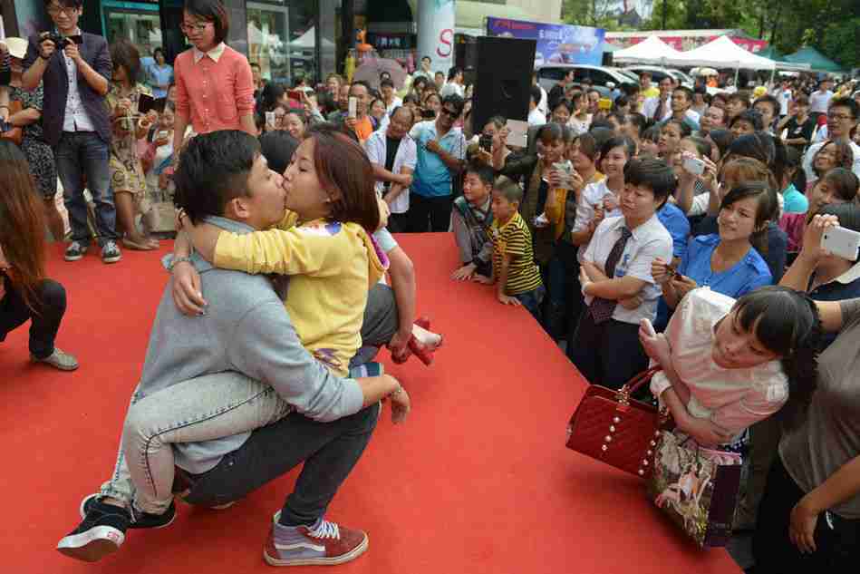 七夕接吻大赛街头举行