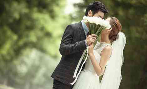 花朵和亲吻的情侣婚纱摄影图片