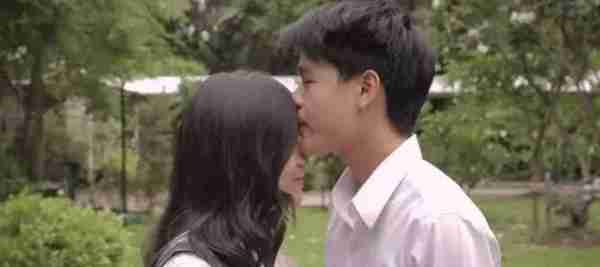 接吻而环游地球