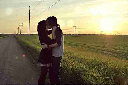 亲吻你的额头情侣大图片