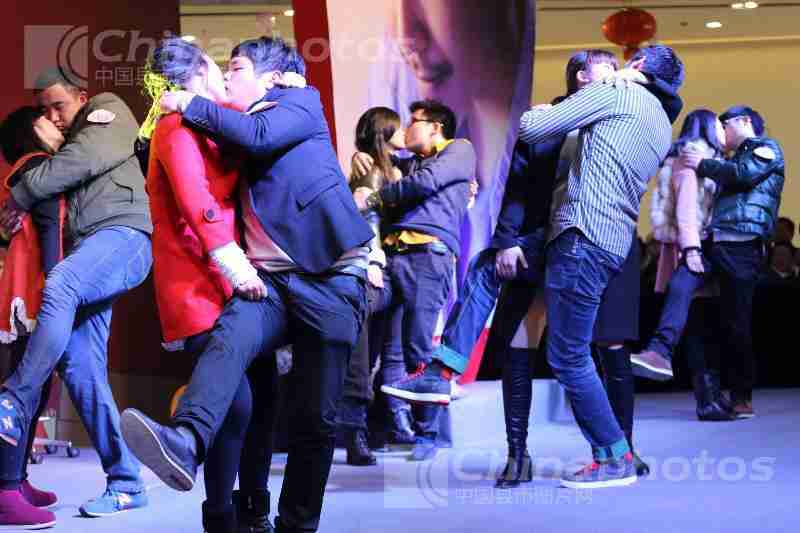 余姚上演情侣接吻大赛