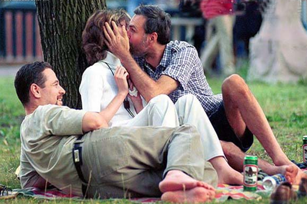 实拍法国街头浪漫接吻情侣