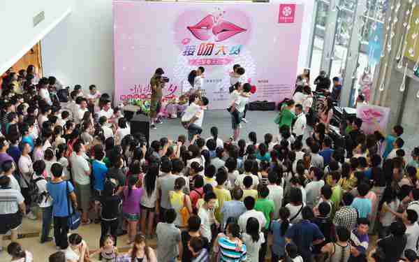 七夕接吻大赛引围观情侣接吻姿势令人目瞪口呆