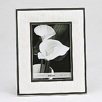 她有着浪漫主义