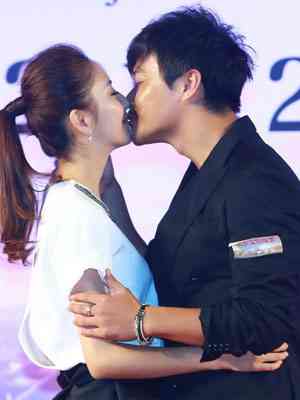 当众接吻秀恩爱