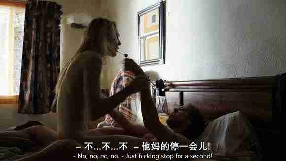 是一男一女在路上分别坐在两张车里面伸出头来接吻