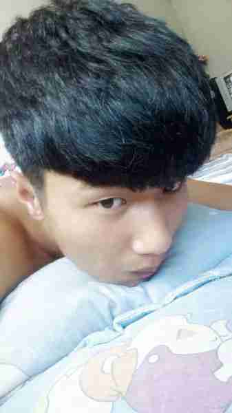 求ps大神帮我把这两张图p成接吻