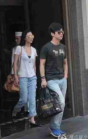 有一张李健扶了一下韩雯雯