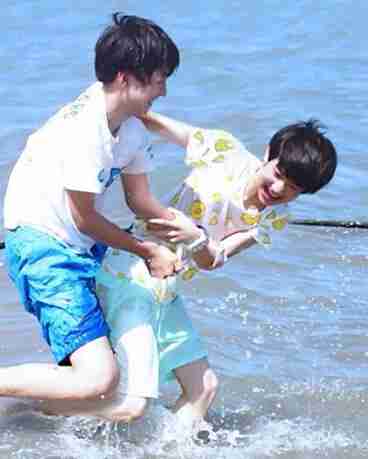 女友亲嘴接吻照被热搜