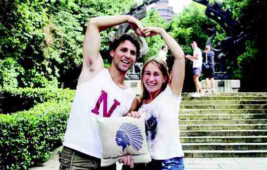 方在景区门口接吻