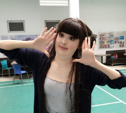 古力娜扎日早晨晒出两张化妆后变身肥妹的照