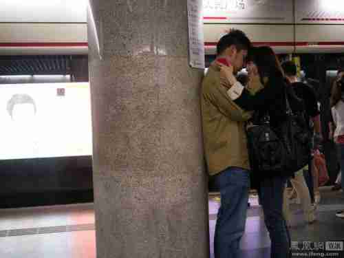 摄影师拍下地铁上的接吻男女