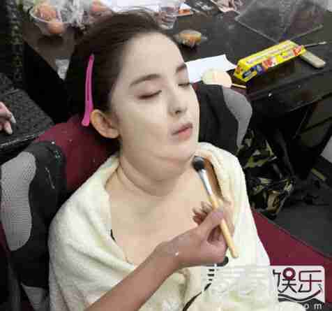 的微博中配上了两张自拍