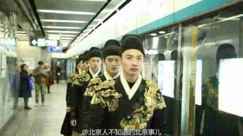 摄上海地铁接吻的