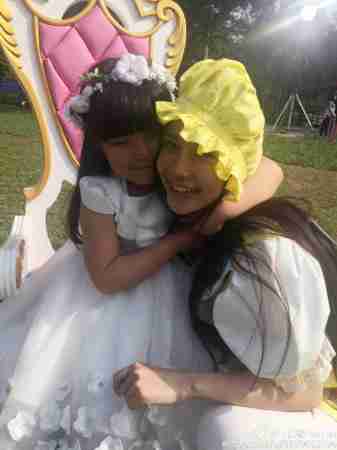 过微博晒出两张与angela