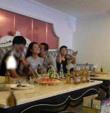 并晒出多张疑似其正在搂抱