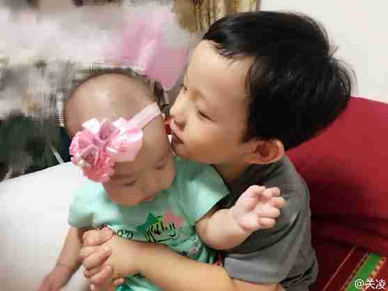 关凌在微博晒出两张