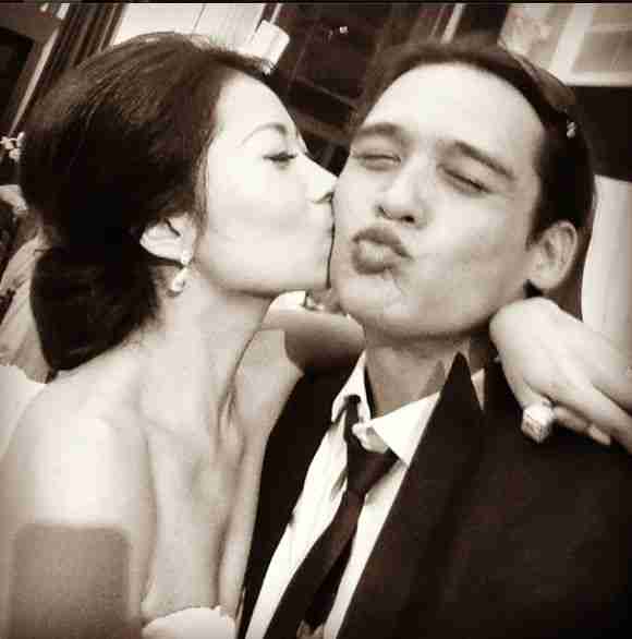 两张照片中的他都被