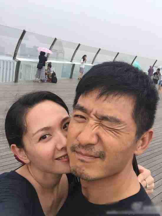 另一张照片则是陈丽莎吻向老公郭晓东