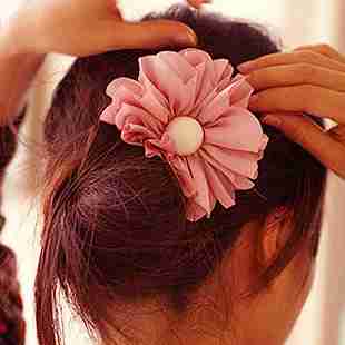 嫩黄色透明浪漫波浪花朵心形复