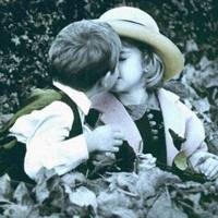 可爱小孩亲吻头像