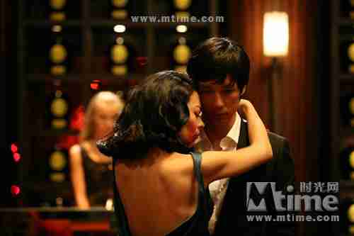 穗饰演的性感美女大搞外遇