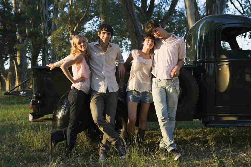 卡车边年轻情侣高清图片下载