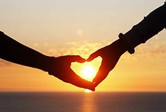 组成爱心手势的情侣高清图片