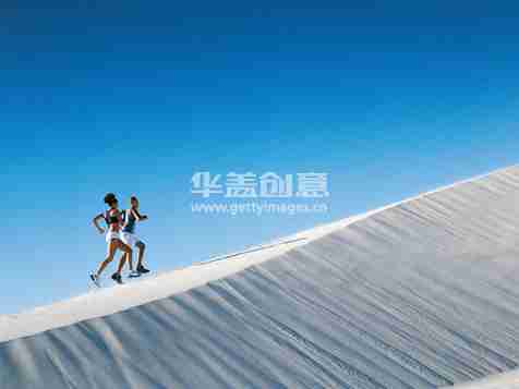 沙漠中奔跑的情侣高清图片