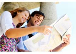 情侣看地图高清图片