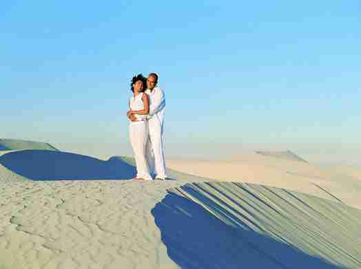 沙漠中拥抱的情侣高清图片