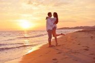 海边浪漫情侣图片海边浪漫情侣拥抱高清图片下