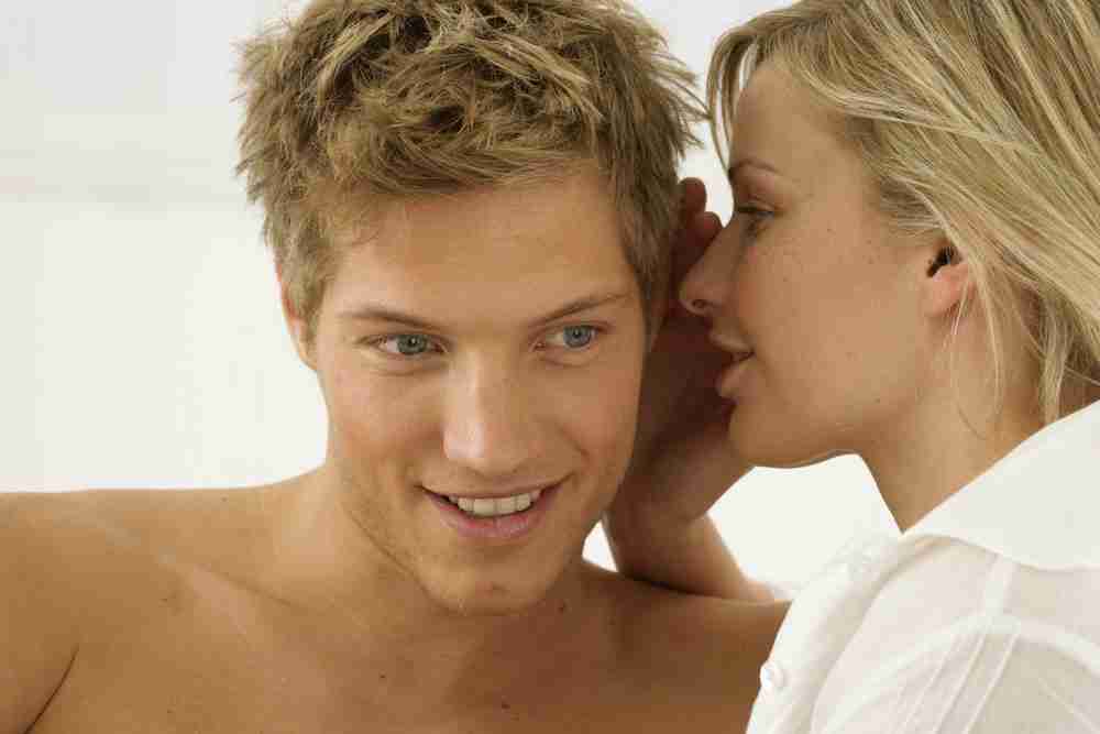 悄悄耳语开心情侣高清图片下载