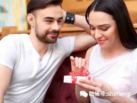 在咖啡馆的幸福情侣高清图片