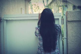 孤独的背影伤感女生图片