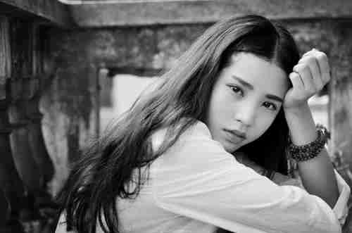 伤感女生黑白图片孤独伤感的女生