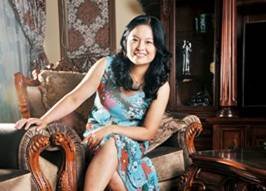 雪橇犬比尔围着女主人撒娇讨食