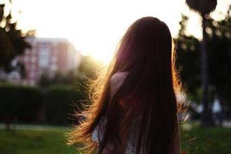 伤感图片女生背影夜晚